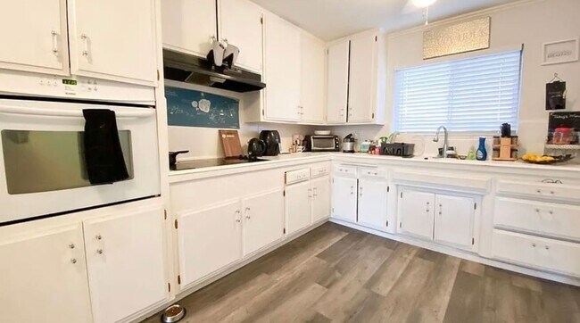 Building Photo - **1139 E Ocean Blvd #301 Long Beach** Upstairs 1 bedroom 1 bath !!2 weeks OAC!!