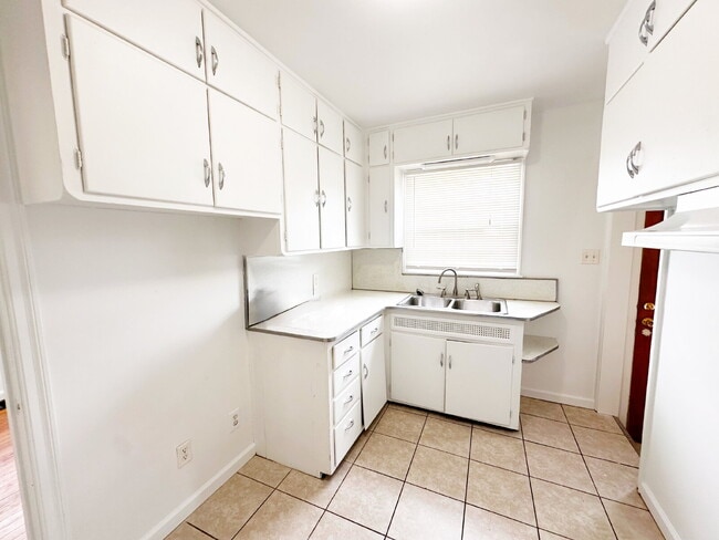 Building Photo - EAST SIDE 3 BEDROOM WITH BASEMENT!  AVAILABLE NOW!