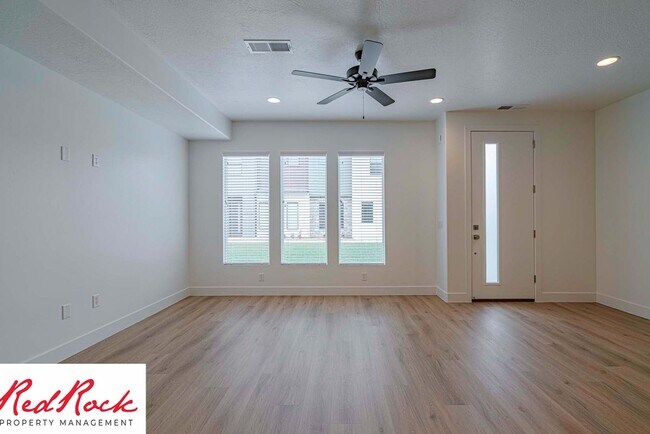 Building Photo - 3 Bedroom Townhome in Washington Fields wi...