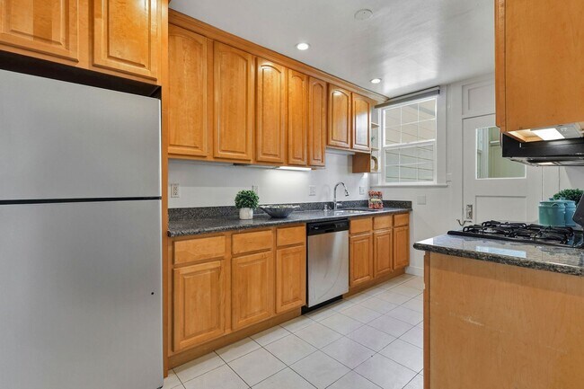 Building Photo - Charming Seacliff Top Floor Condo Unit with views of Golden Gate Bridge!