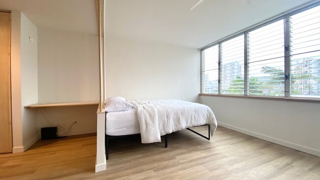 Building Photo - Renovated Studio - Utilities INCLUDED Available in Punahou Gardens!!