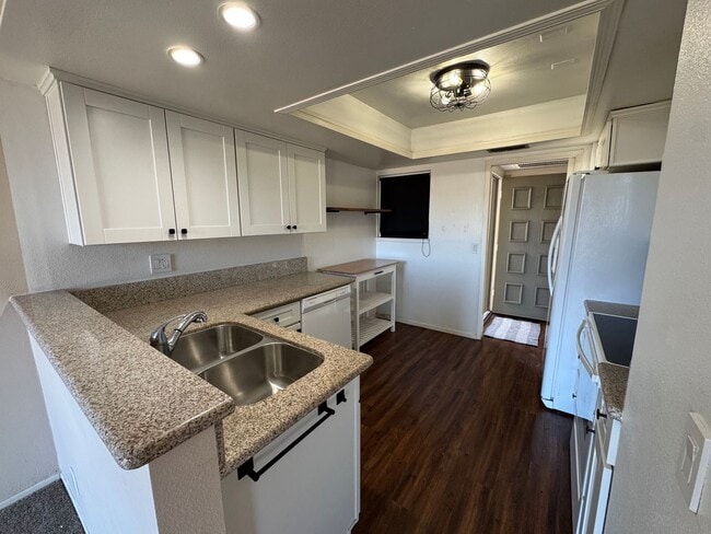 Building Photo - 2 Bedroom 1 Story Town Home