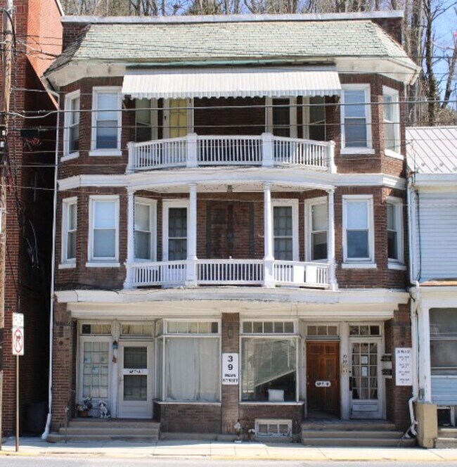 Building Photo - Spacious 1 Bedroom Apartment