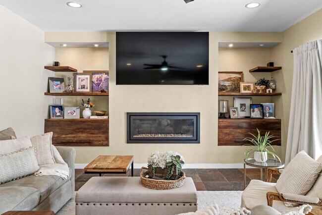 Building Photo - Stunning home located is sought after Northgate!