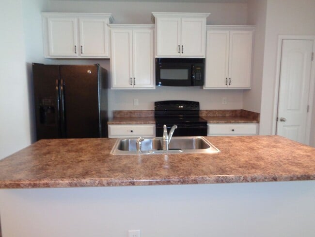 Building Photo - 3 Bedroom Townhouse with 1-Car Garage