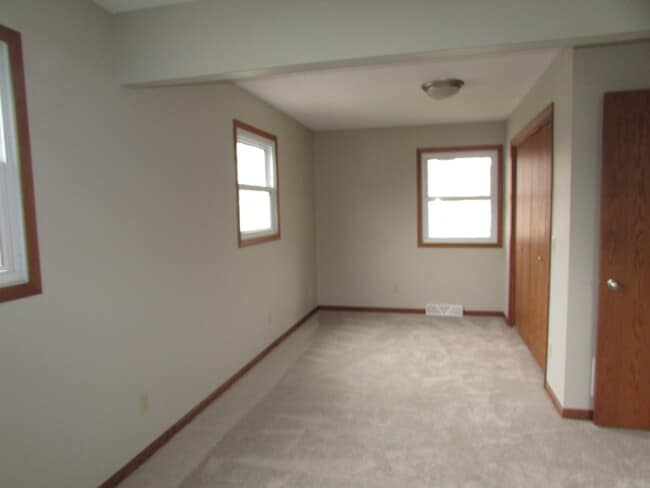 Building Photo - 3 BEDROOM | 2 BATH | GARAGE | SPACIOUS | SOUTH