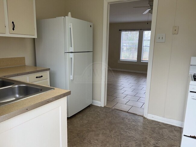 Building Photo - 1807 Poage Ave