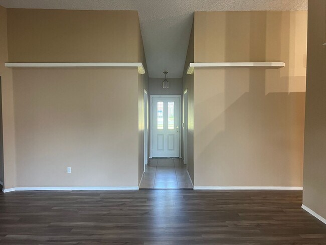 Building Photo - Large 4/2 with 2 Car Garage & Huge Fenced ...