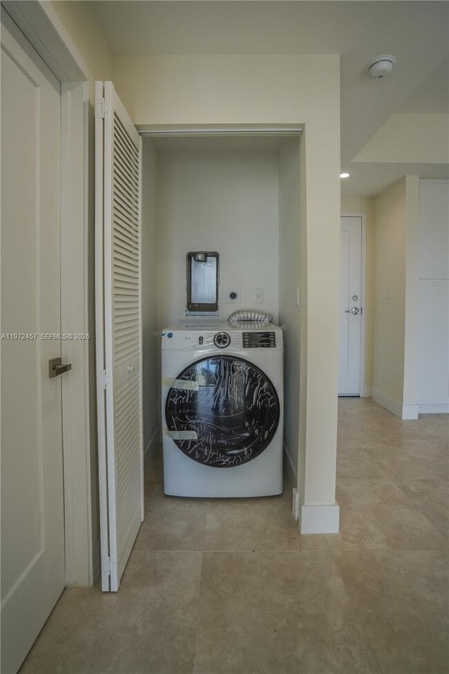 Building Photo - 1091 Galiano St