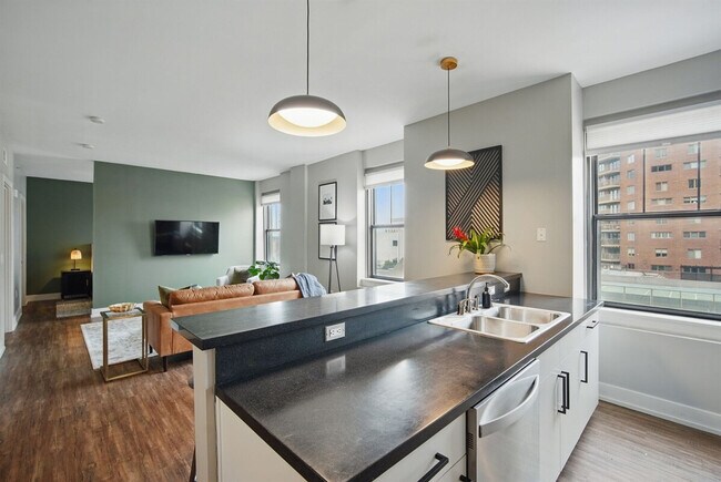 Building Photo - 400 Walnut St