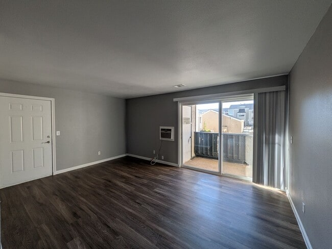 Building Photo - 2 Bedroom 1 Bathroom Condo available NOW!