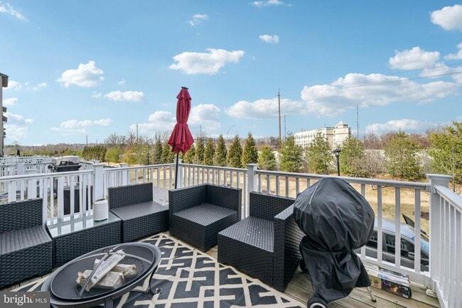 Building Photo - 251 Phoenix Dr