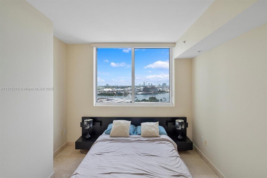 Building Photo - 253 NE 2nd St