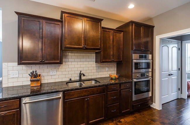 Building Photo - Beautiful corner-lot townhome in the heart of Beaumont Park