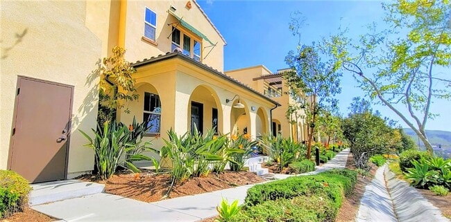 Building Photo - 2 Adelfa St