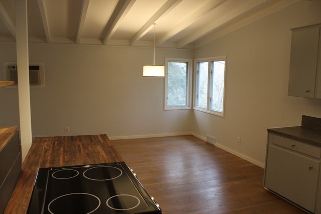 Building Photo - Updated 4 bed/2 bath Mid-Century Home - Pr...