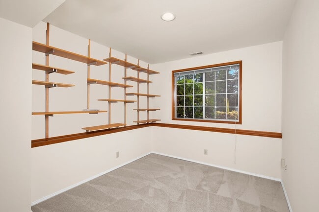 Building Photo - 4 Bedroom Traditional Sammamish Home