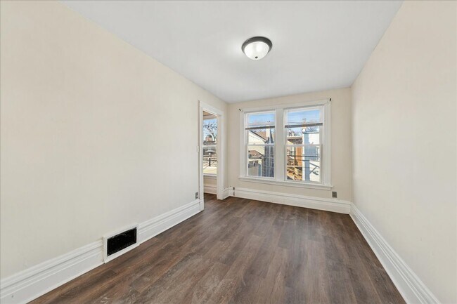 Building Photo - 2144 W Montrose Ave