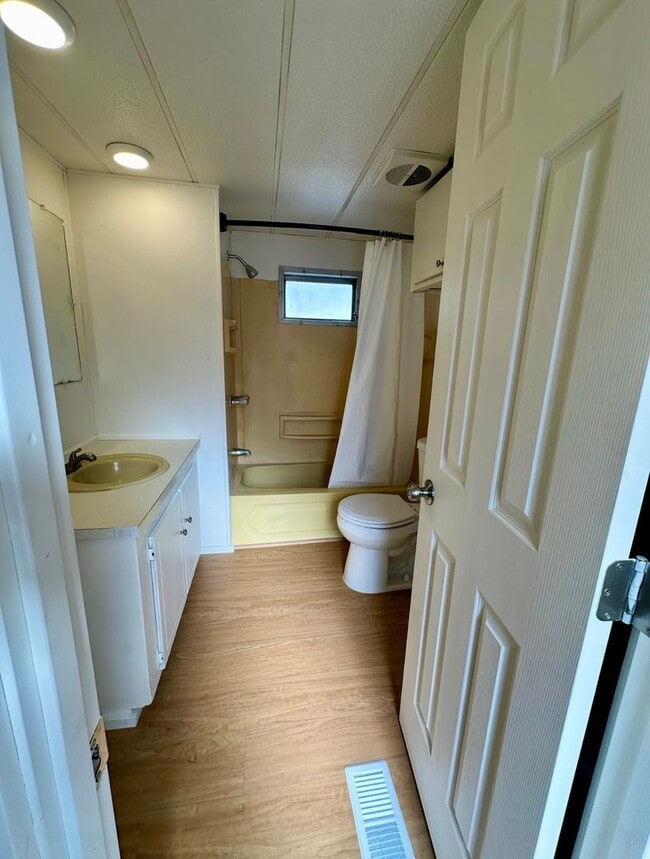 Building Photo - Available NOW!  Affordable 2bdrm, 1 bath