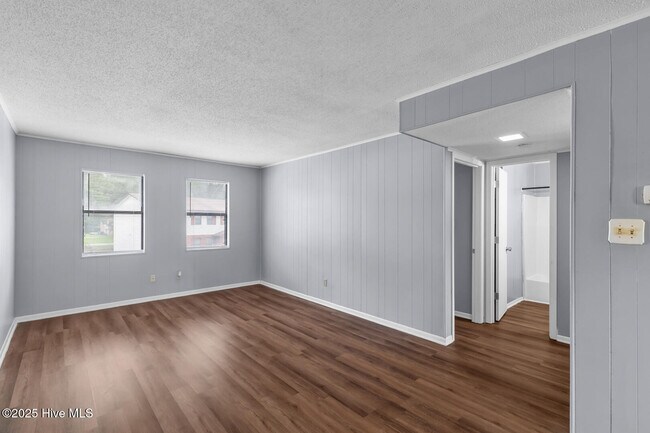Building Photo - 107 Ravenwood Dr