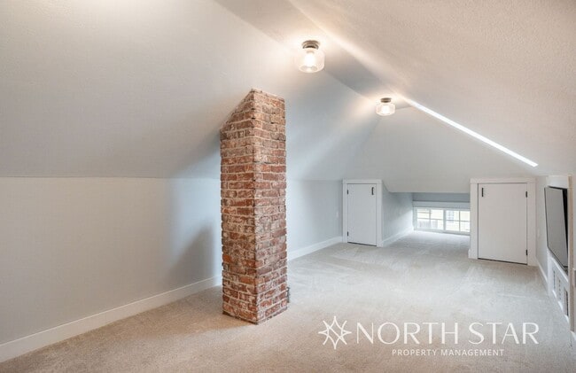 Building Photo - Remodeled Sellwood Bungalow