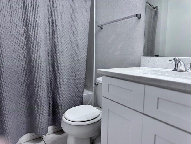 Building Photo - 664 Canna Dr