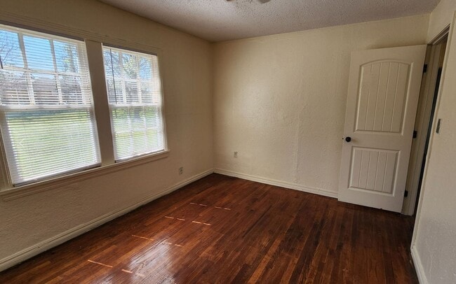 Building Photo - 2 bed 1 bath with laundry room
