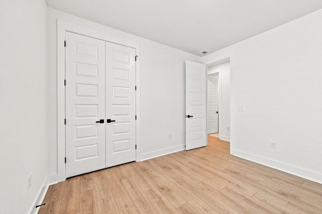 Building Photo - 3084 Claredon St