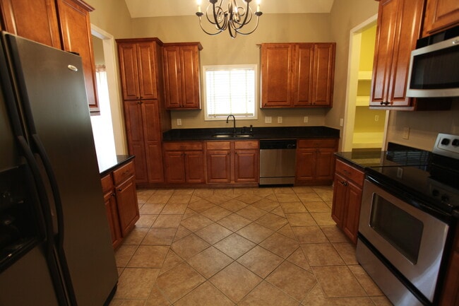 Building Photo - Beautiful 3bed/2bath residential home available in August!