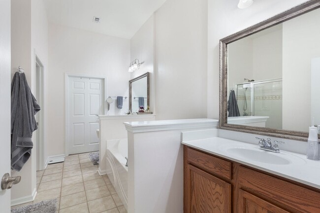 Building Photo - Gorgeous 3/2 Top Floor Condo w/ Private Vi...