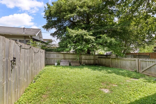 Building Photo - 413 Lockland Dr