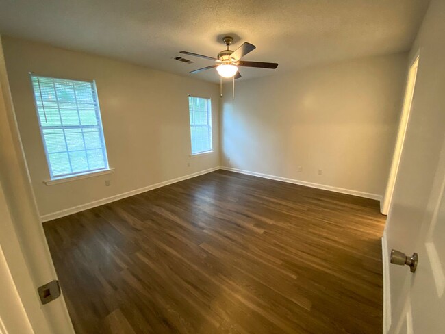 Building Photo - 4 bed, 2.5 bath in Cordova with new ss app...