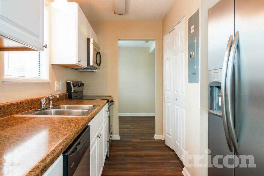 Building Photo - 438 Oakbrook Village Rd