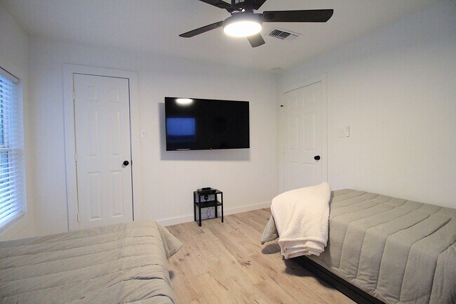Building Photo - Ryan Place- Short to Mid-Term Rental Fully...