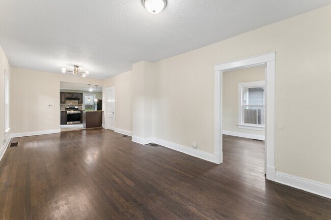 Building Photo - Charming 2-Bedroom Home!