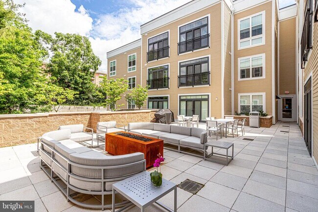 Building Photo - 989 S Buchanan St