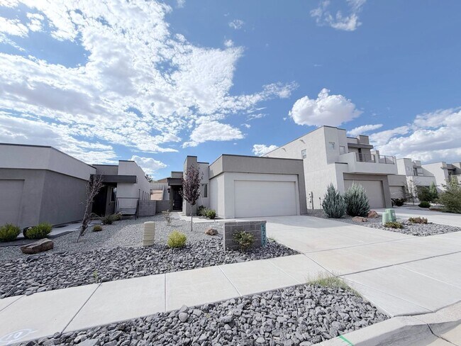 Building Photo - Beautiful 3 bed 2 bath home in Enchanted Hills area of Rio Rancho. Refrigerated Air! Near Hwy 550
