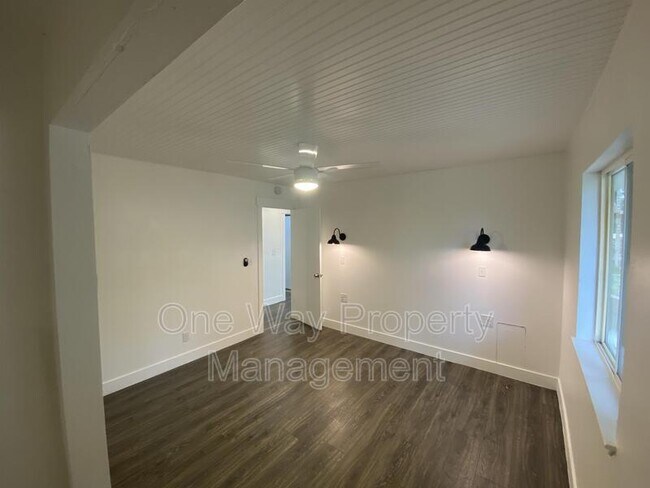 Building Photo - 1330 E 7th St