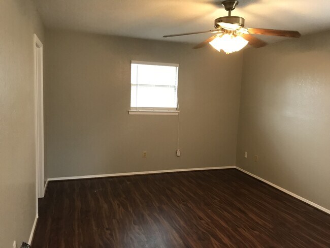 Building Photo - Single Family Home *LEASING SPECIAL AVAILABLE*