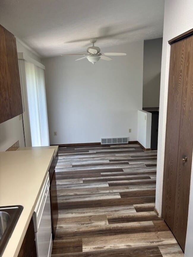 Building Photo - 1126