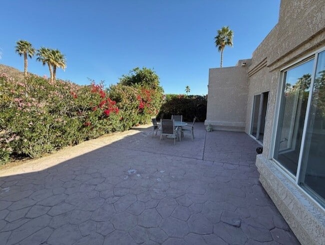 Building Photo - Laguna De La Paz