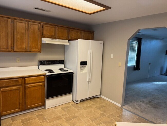 Building Photo - SINGLE LEVEL 3 BEDROOM HOME, FENCED IN YARD