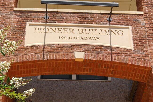 Building Photo - Downtown - Modern Condo minutes from the c...