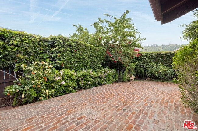 Building Photo - 1329 Avenida de Cortez