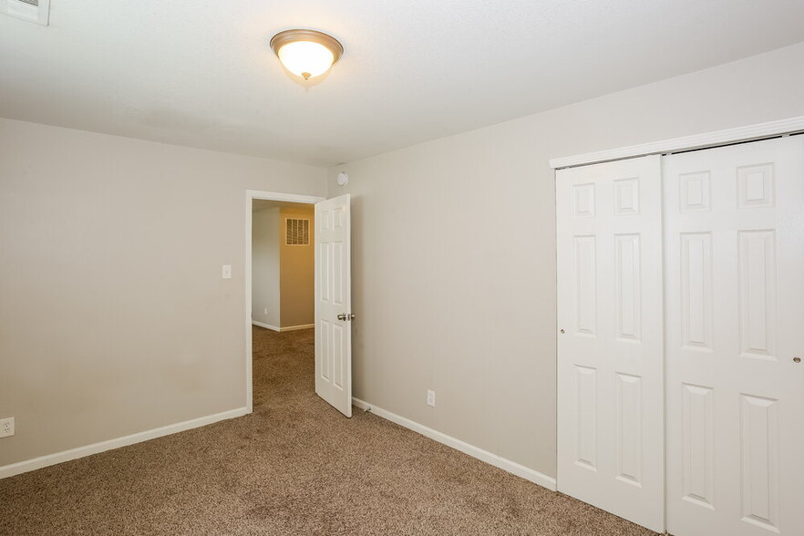 Building Photo - 8817 Oak Dr
