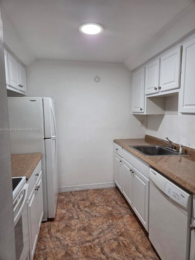 Building Photo - 14601 N Kendall Dr