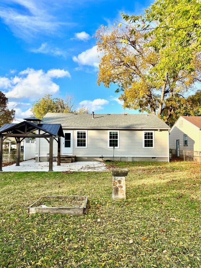 Building Photo - Brookside Bungalow Close to shopping, Riverside trails, & Gathering Place!