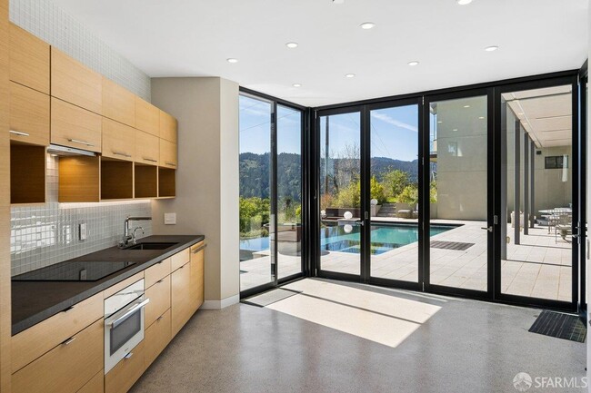 Building Photo - 1435 Lakeview Dr