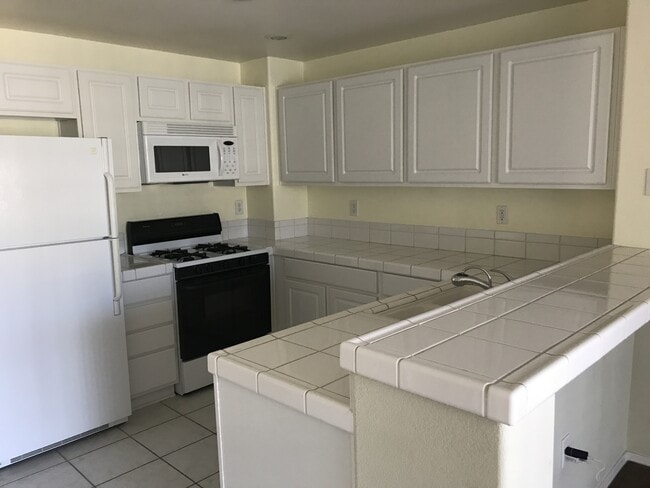 Building Photo - Spacious 2 Bedroom condo near Red Rock Casino