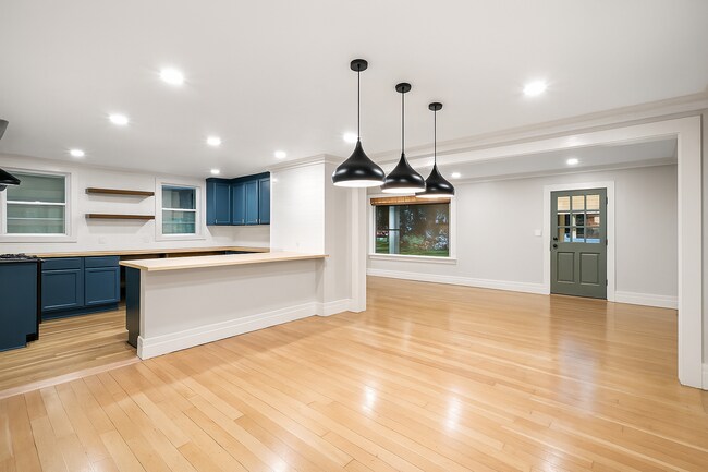 Building Photo - Charming Downtown Home!